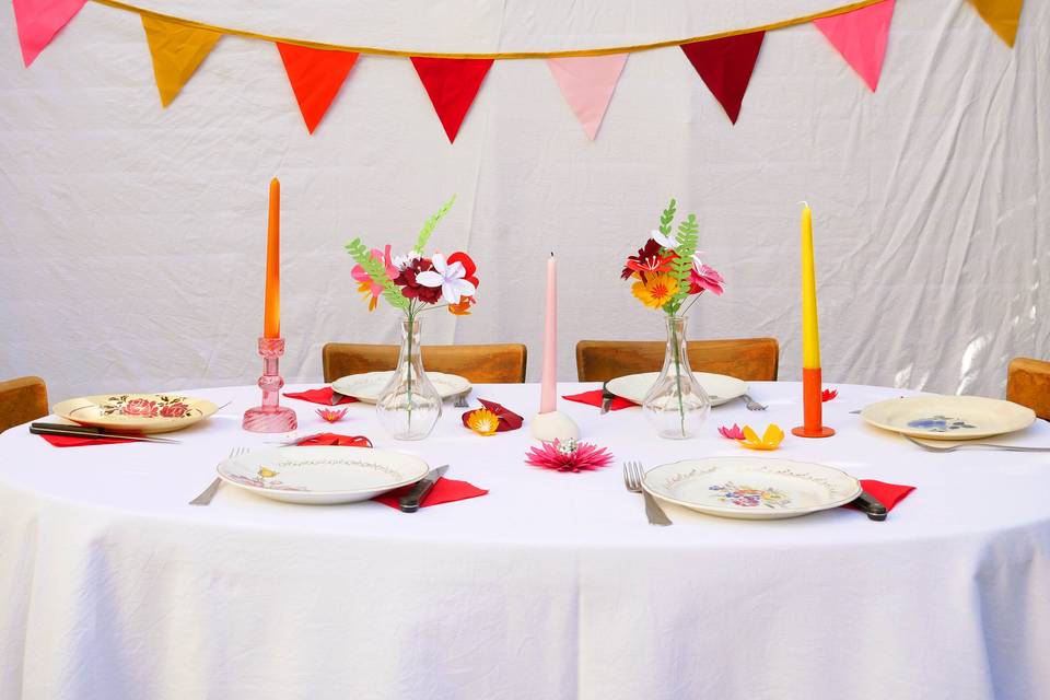 Table avec bouquets en papier
