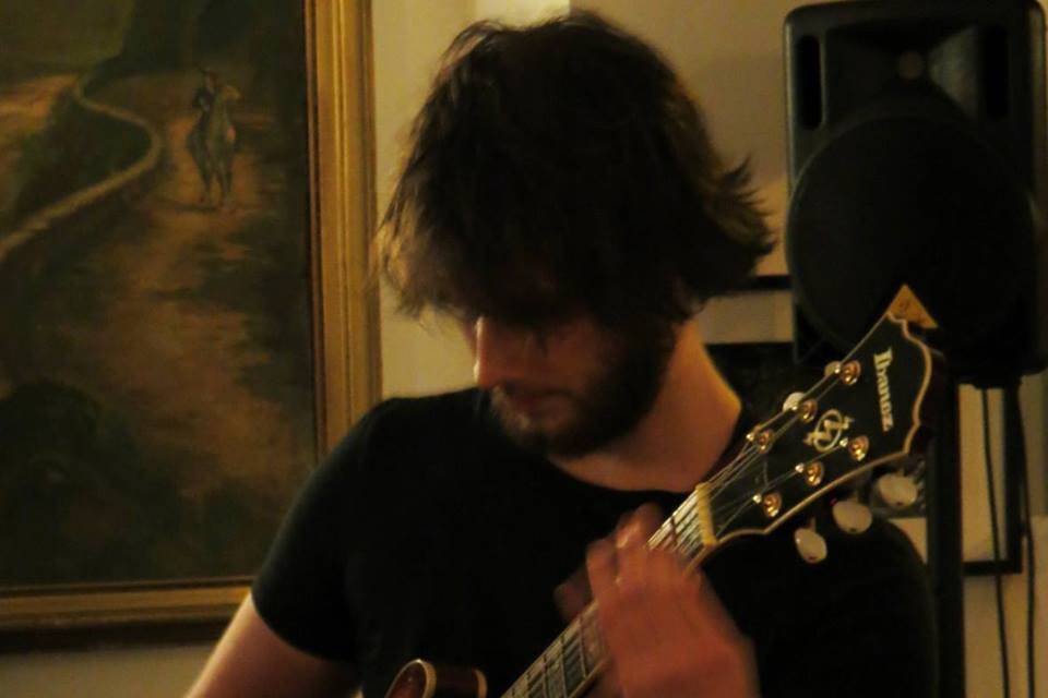 Baptiste à la guitare