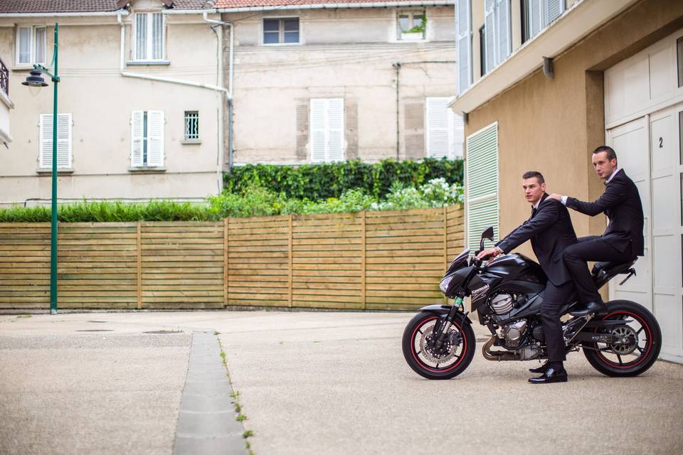 Arrivée du marié en moto