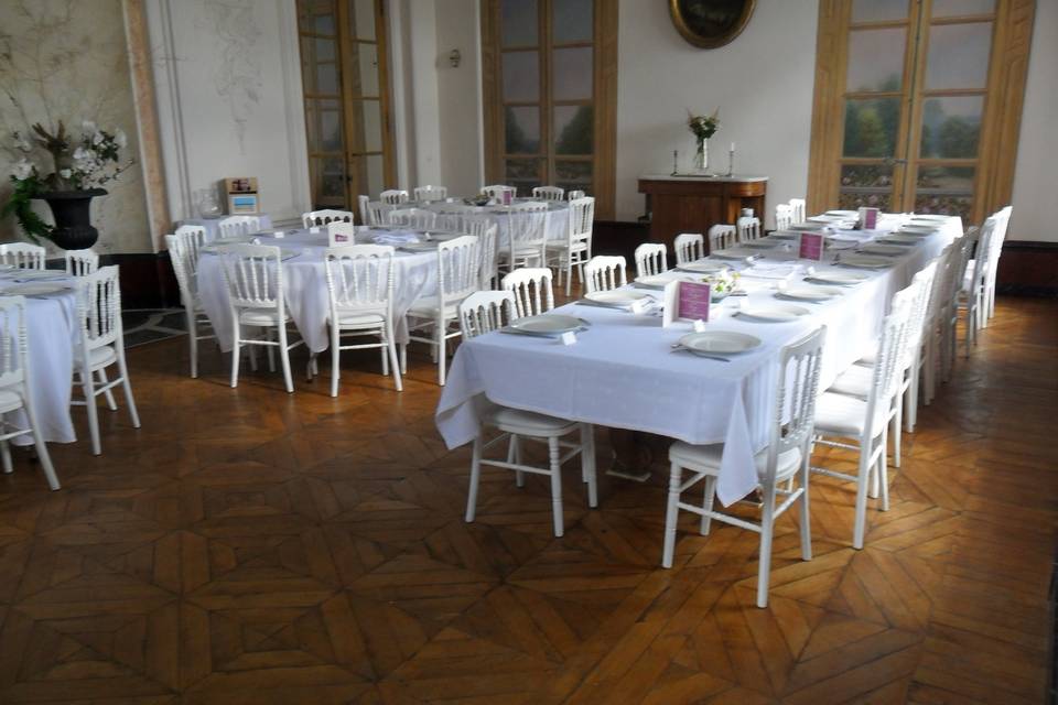 Salle à manger avec les tables