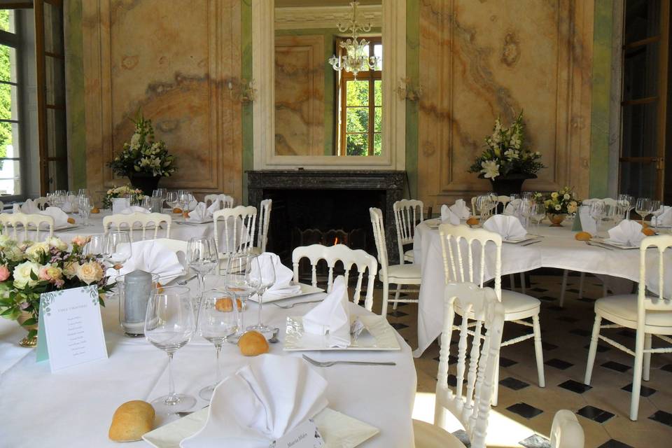 Tables rondes et coin du feu