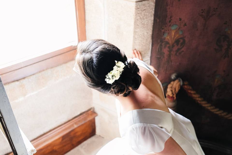 La mariée regarde le marié
