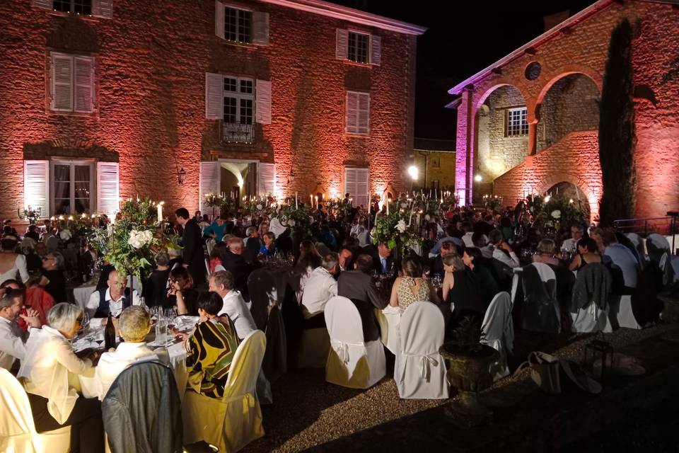 Dîner dans la cour principale