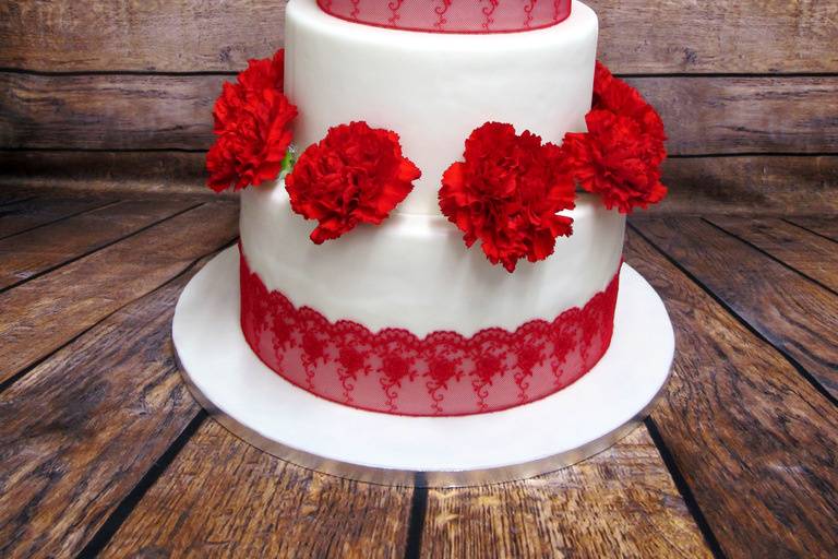 Dentelle et fleurs rouges