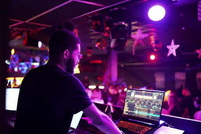 Ambiance lumières et énergie en club
