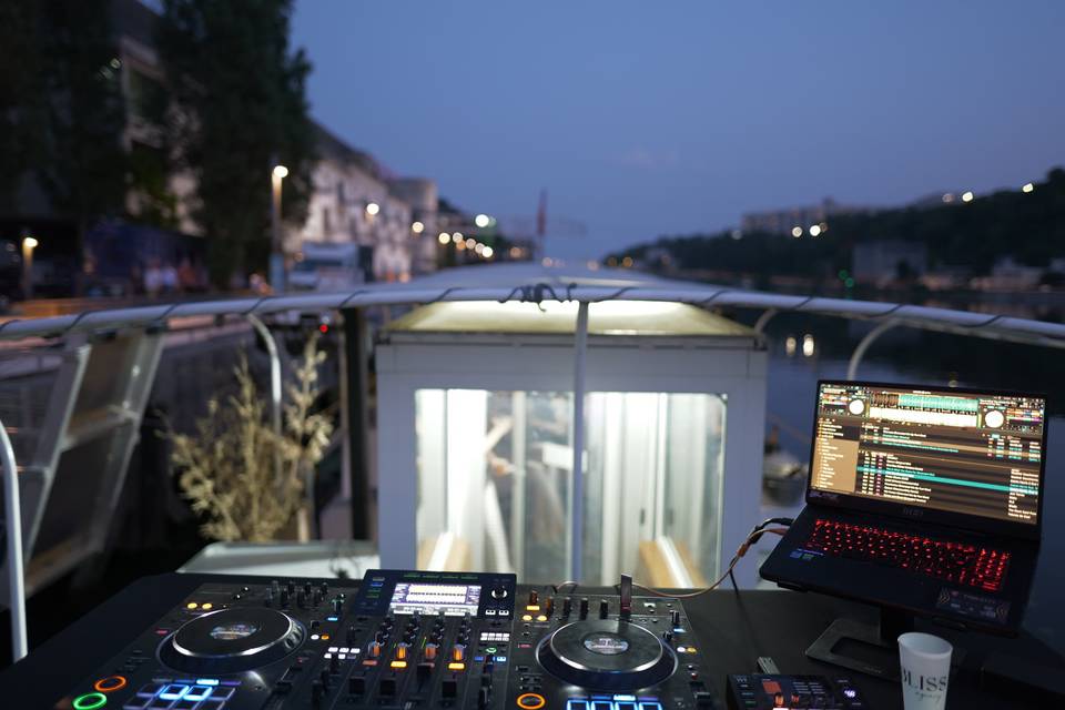Installation DJ au bord de l'eau