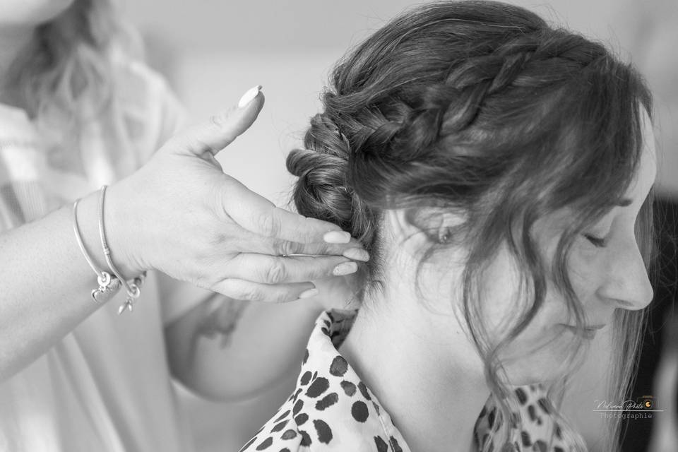 Une coiffeuse au petit soin