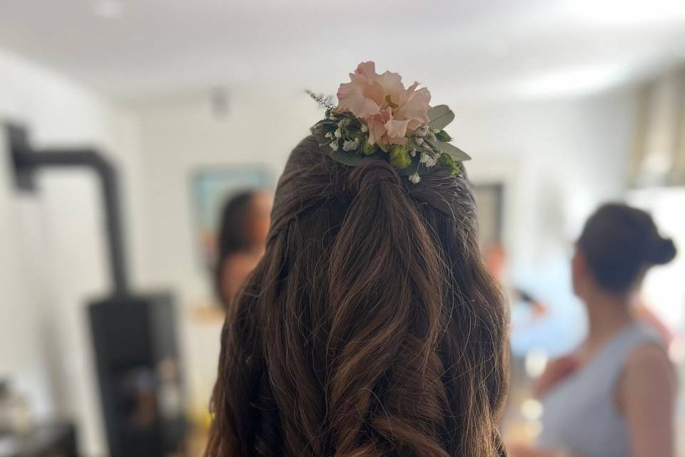 Coiffure mi attache