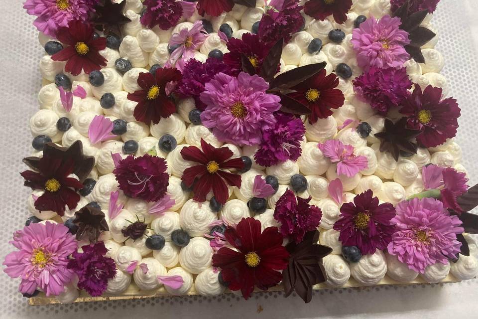 Entremet avec fleurs comestibles