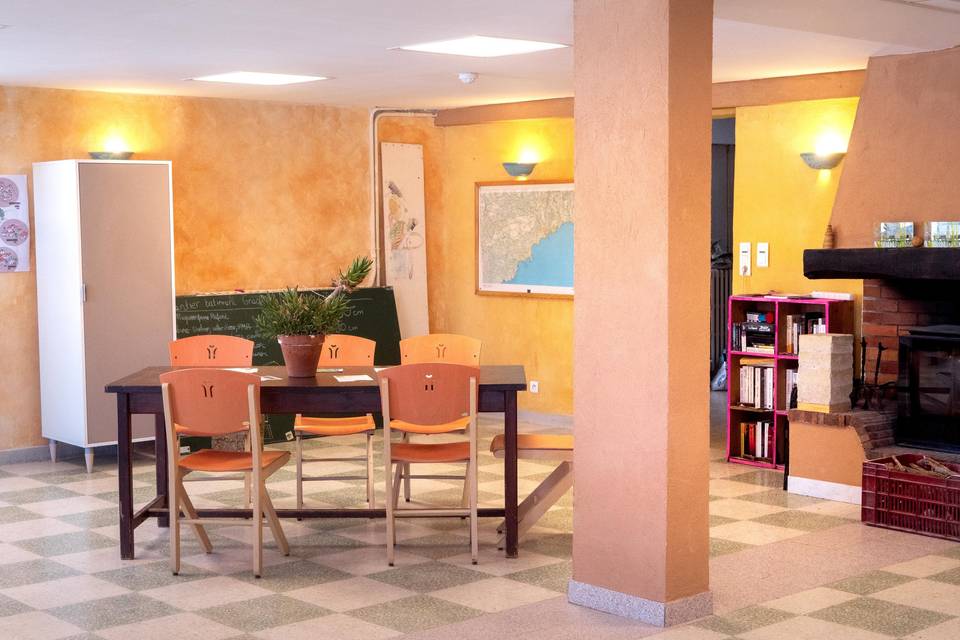 Grande salle coin cheminée