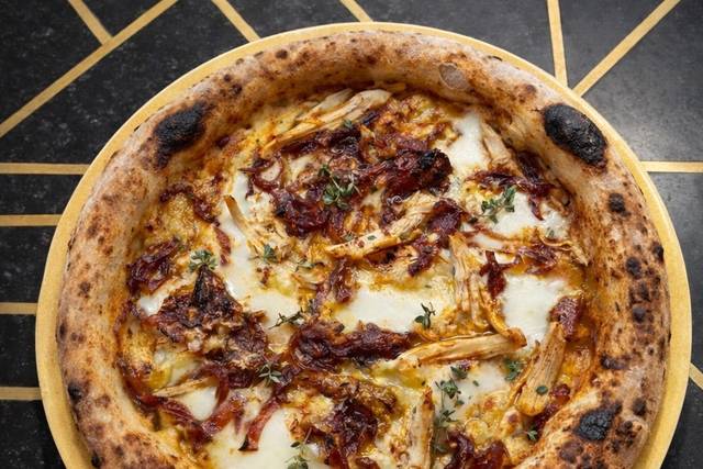 Poulet rôti, emmental, oignon rouge et thym citronné
