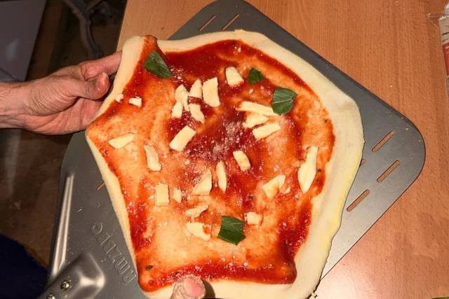 Préparation de la pizza à la main, avant cuisson