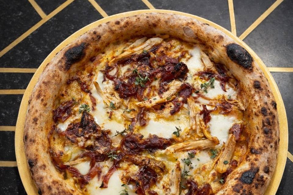 Poulet rôti, emmental, oignon rouge et thym citronné
