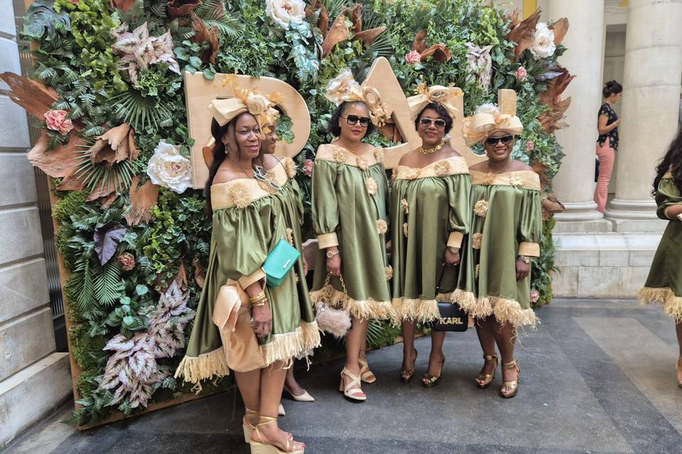 Des dames d'honneur élégantes