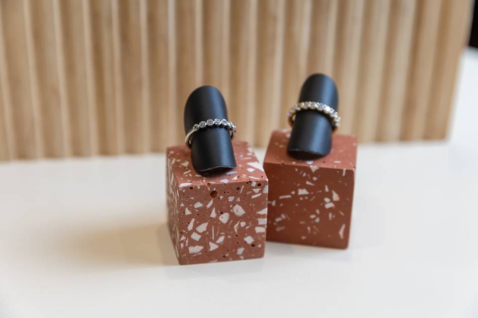 bagues sur blocs terracotta