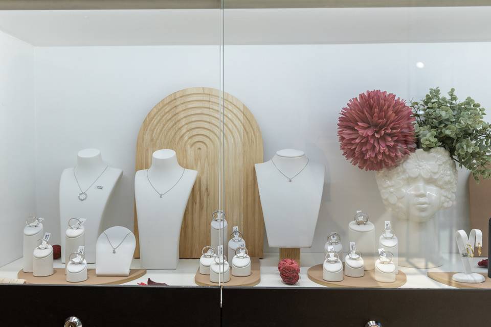 bagues sur presentoirs blancs