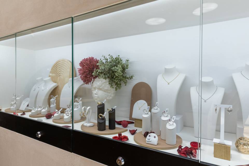 longue vitrine bijoux