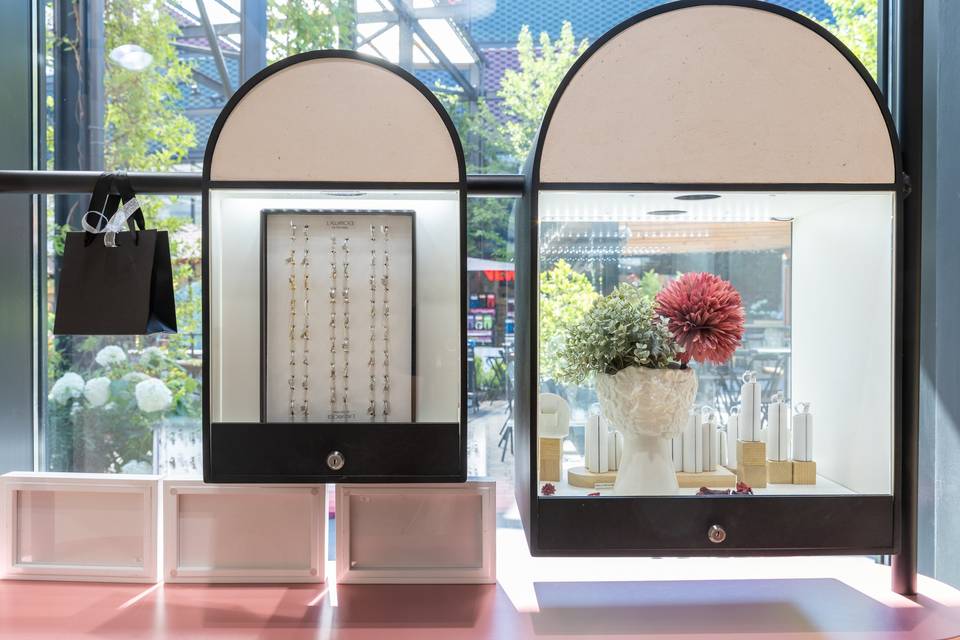 vitrine colliers earrings