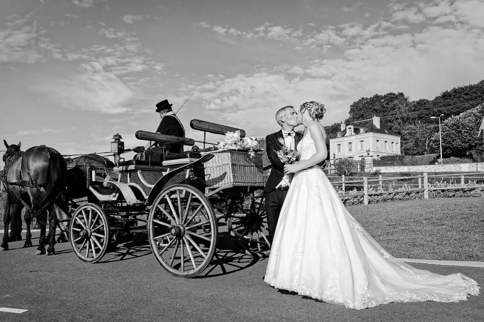 Mariage, bisou et calèche !