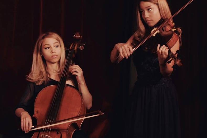 Twins Violinists Paris