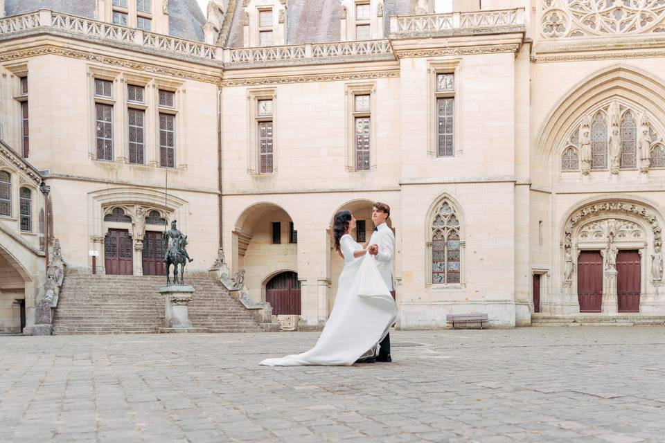 Danse dans la cour du chateau