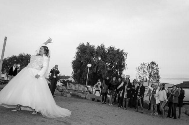 Lancer de bouquet sur la plage