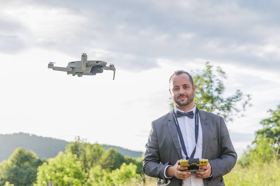 Le télépilote avec un drone lé