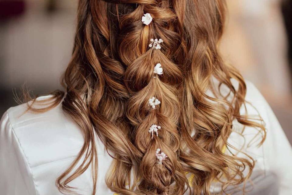 Coiffure lâche avec grosse nat