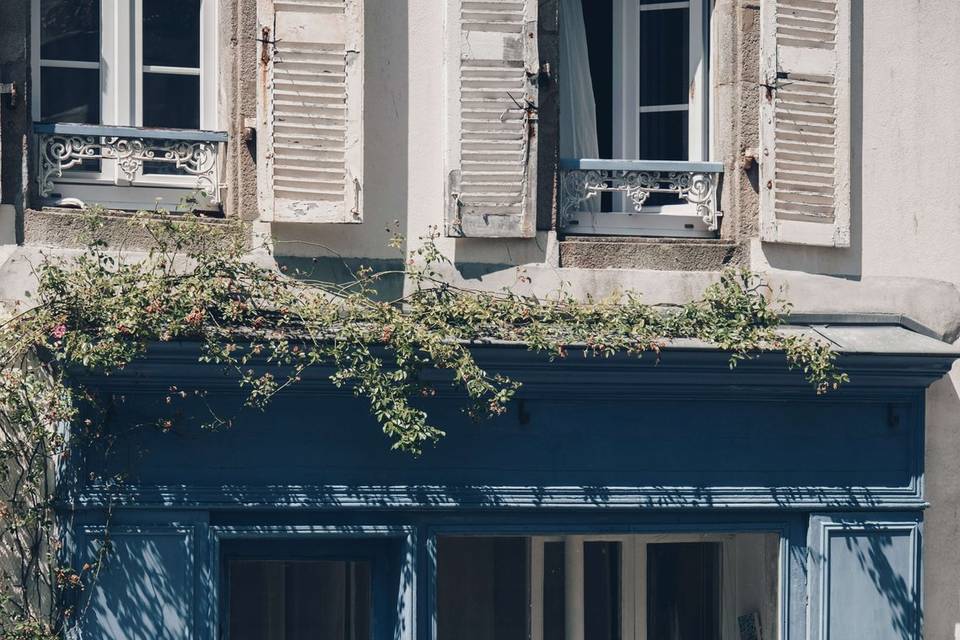 Devant chez eux