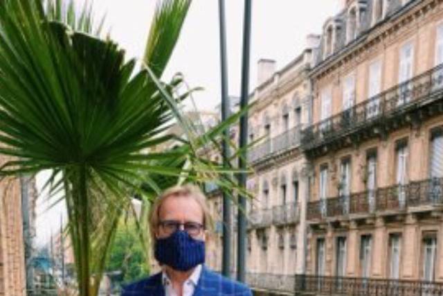 Veste à carreaux sur gilet et