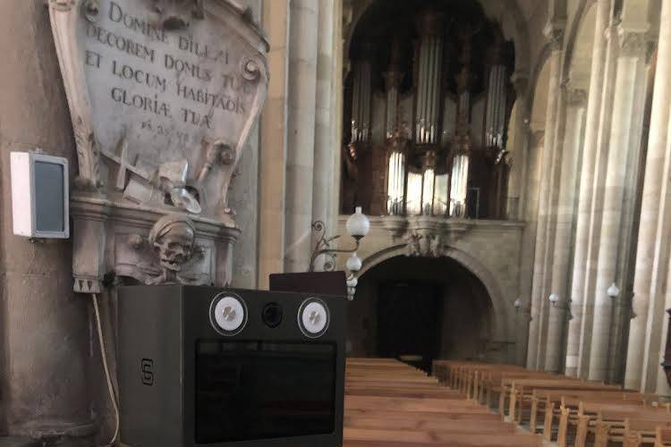 Machine dans une église