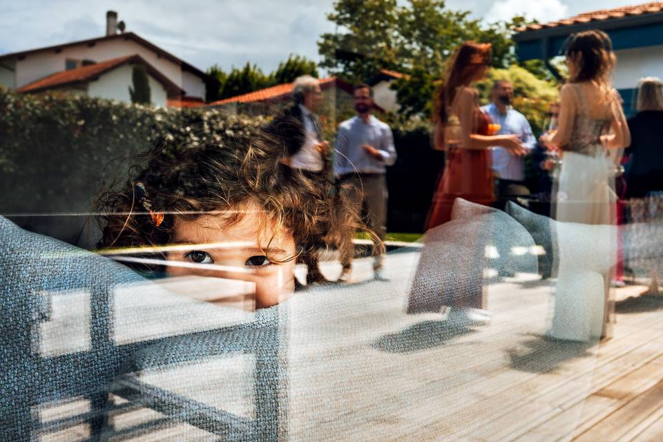 Regard malicieux sur cocktail