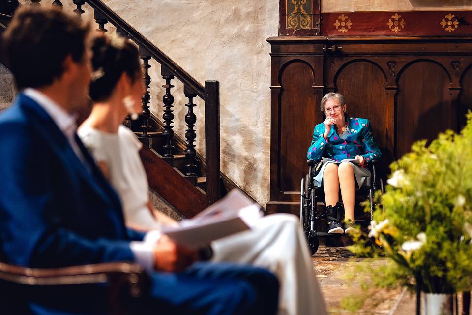 Grand mère émue