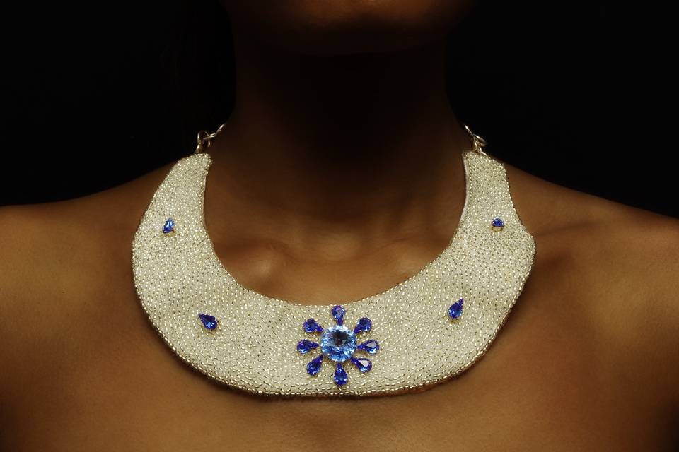 Collier brodé main argent bleu