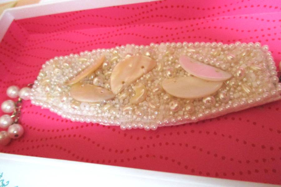 Bracelet brodé main nacres