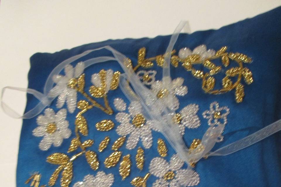 Coussin satin bleu d'alliances