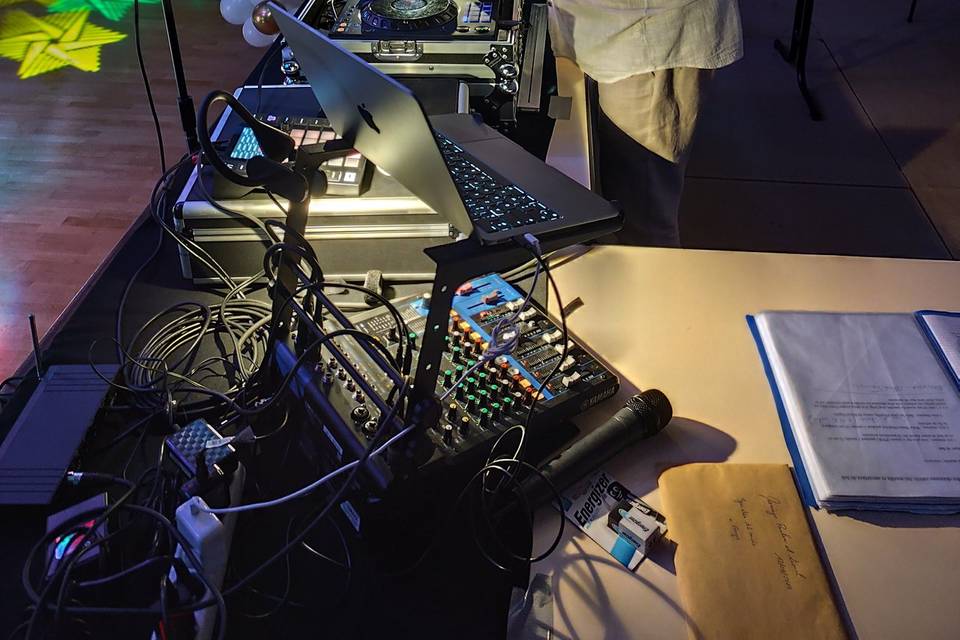 DJ aux platines