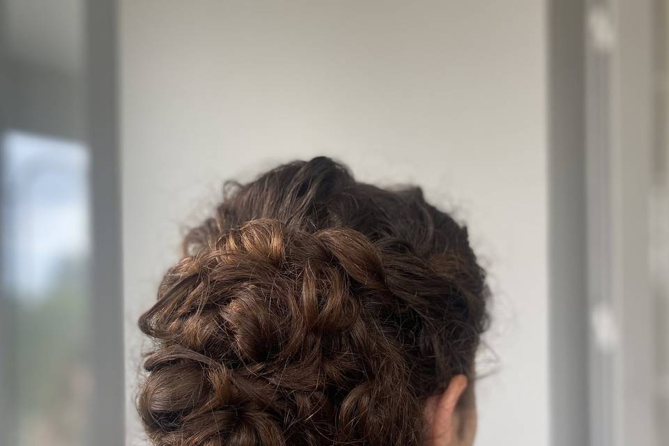 Chignon cheveux bouclés