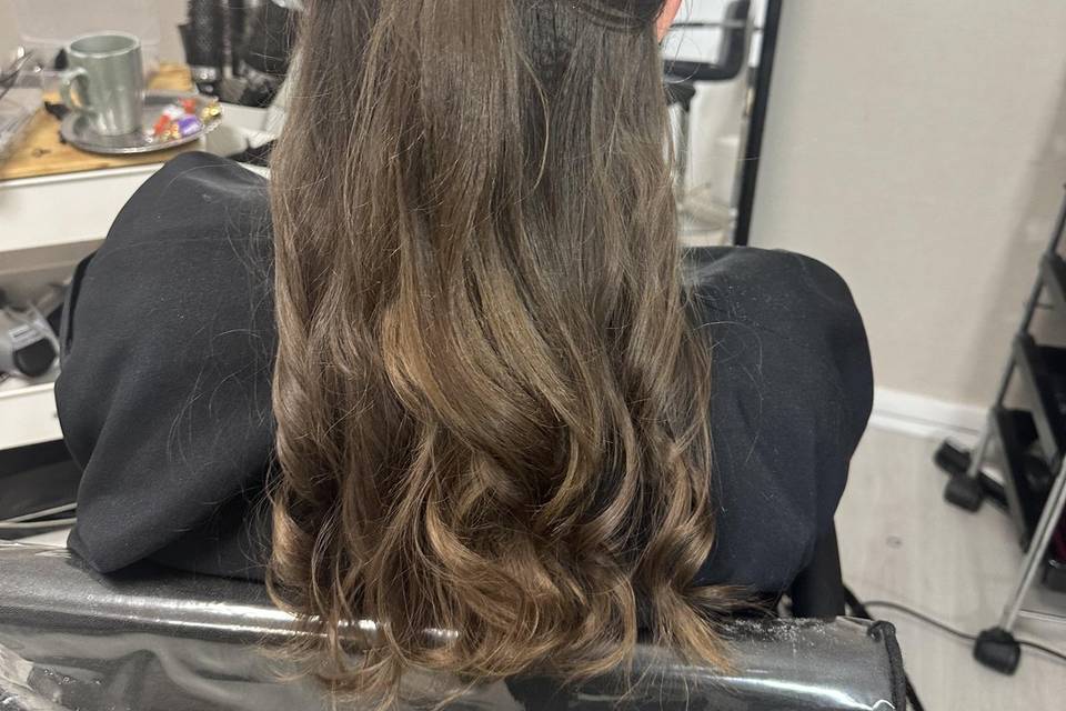 Coiffure demi-attache