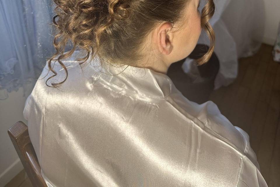 Chignon sur cheveux bouclé