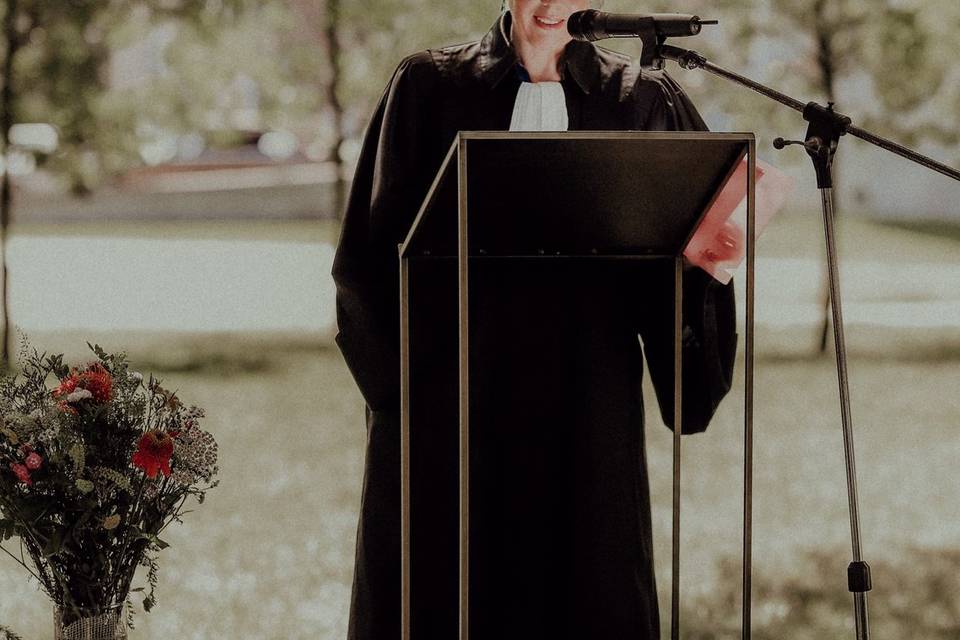 Mariage officié au jardin