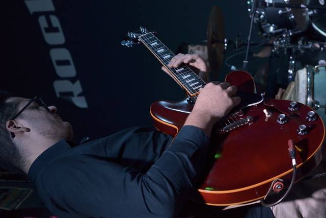 Camille à la guitare