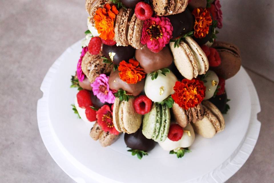 Pyramide fraises-macarons