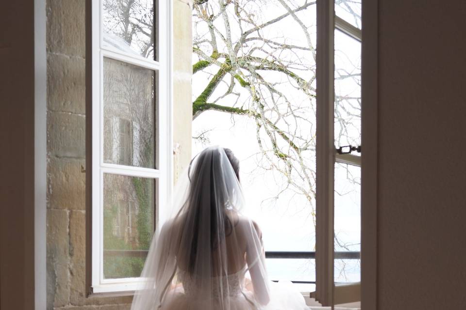 Mariée à la fenêtre