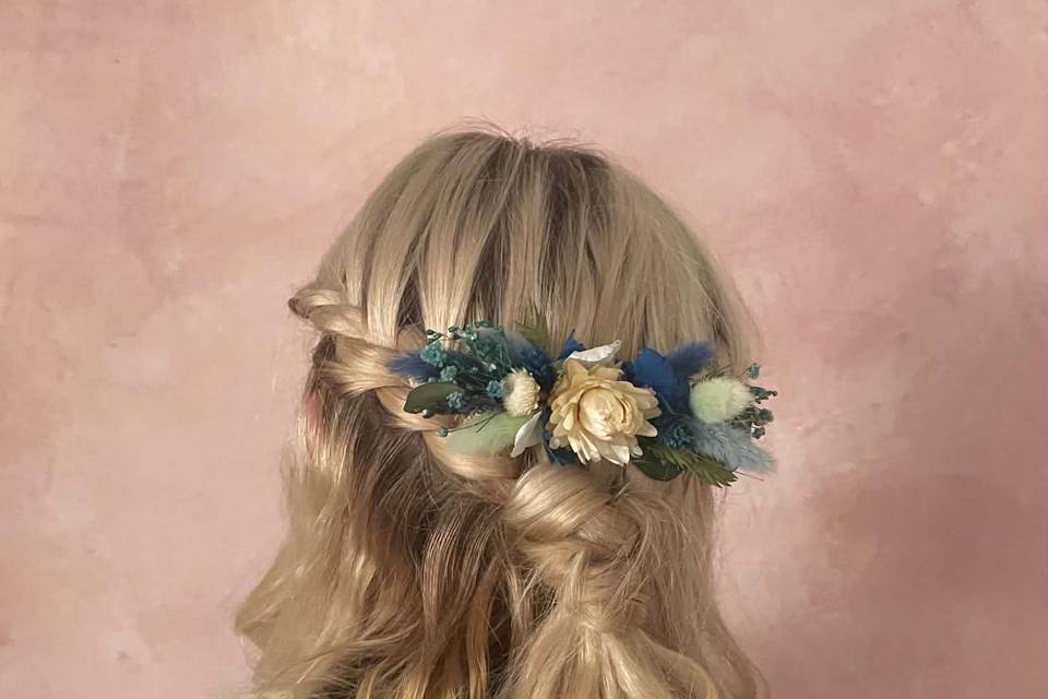 Coiffure semi-attaché