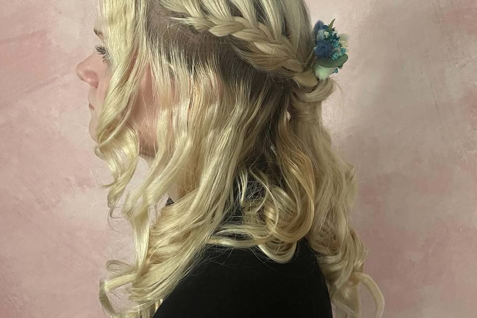 Coiffure semi-attaché