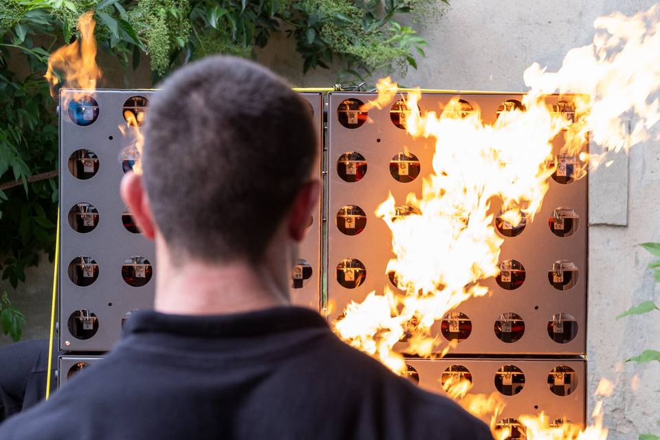 Sujet devant les flammes