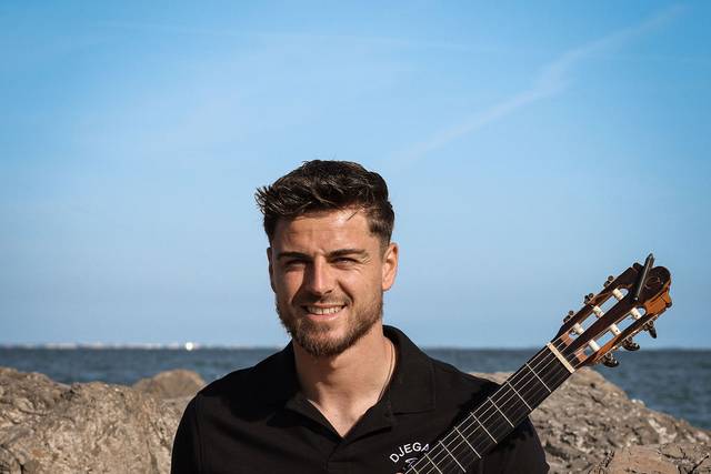 Djegano, Chanteur