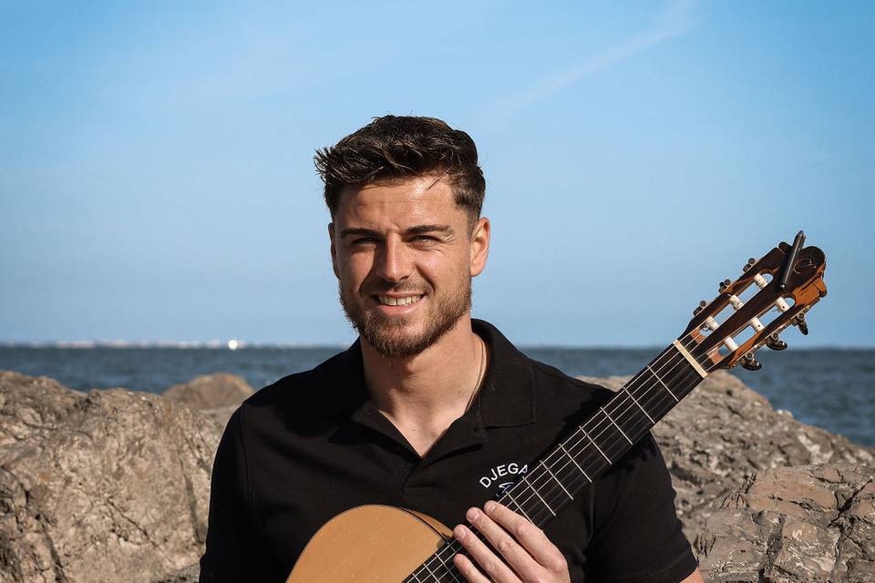 Djegano, Chanteur