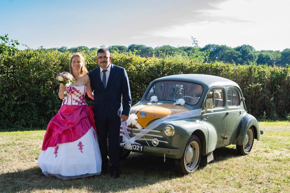 Nos mariés avec leur voiture